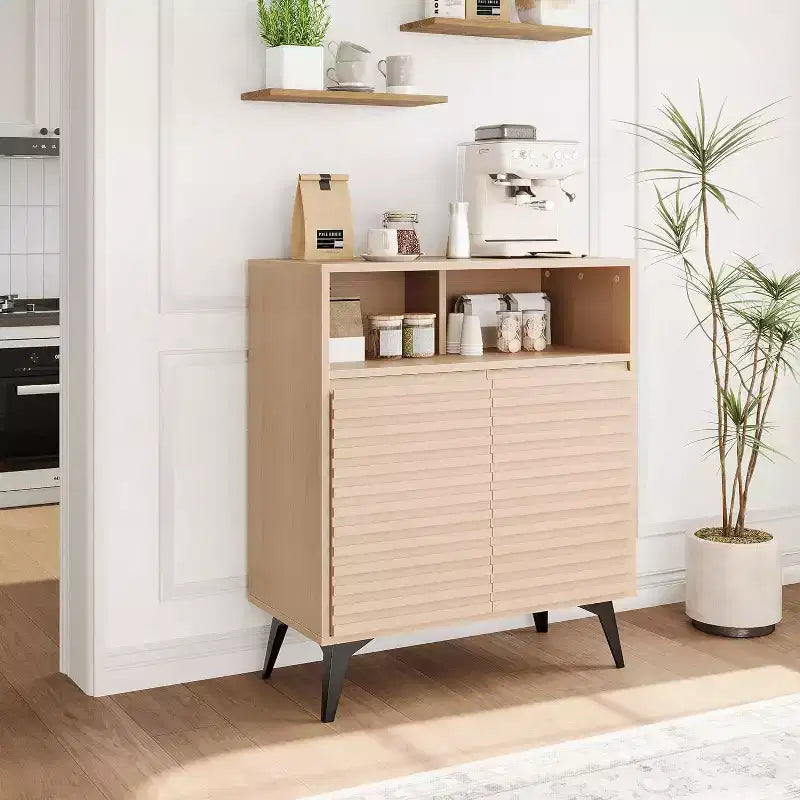 Credenza a buffet Mid Century Modern con ante a coste e gambe in metallo, elegante madia per soggiorno con ampio spazio di archiviazione