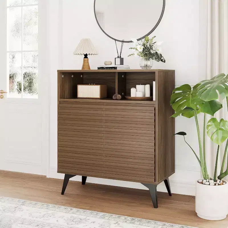 Credenza a buffet Mid Century Modern con ante a coste e gambe in metallo, elegante madia per soggiorno con ampio spazio di archiviazione