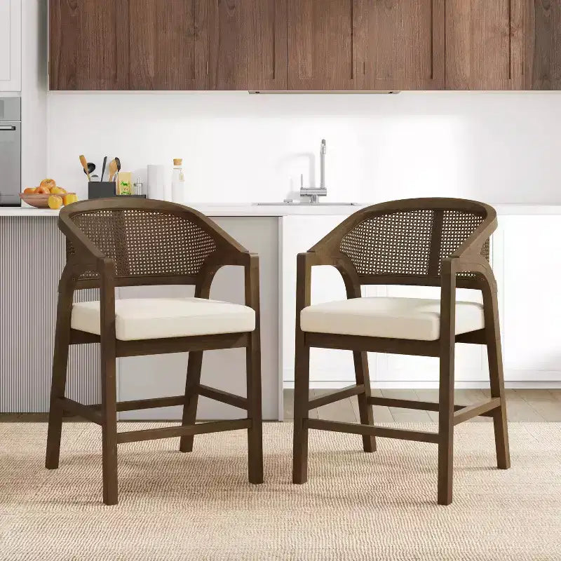 Sgabelli da bar Austin in legno di Hevea rivestiti con schienale curvo in canna ad altezza bancone noce/beige