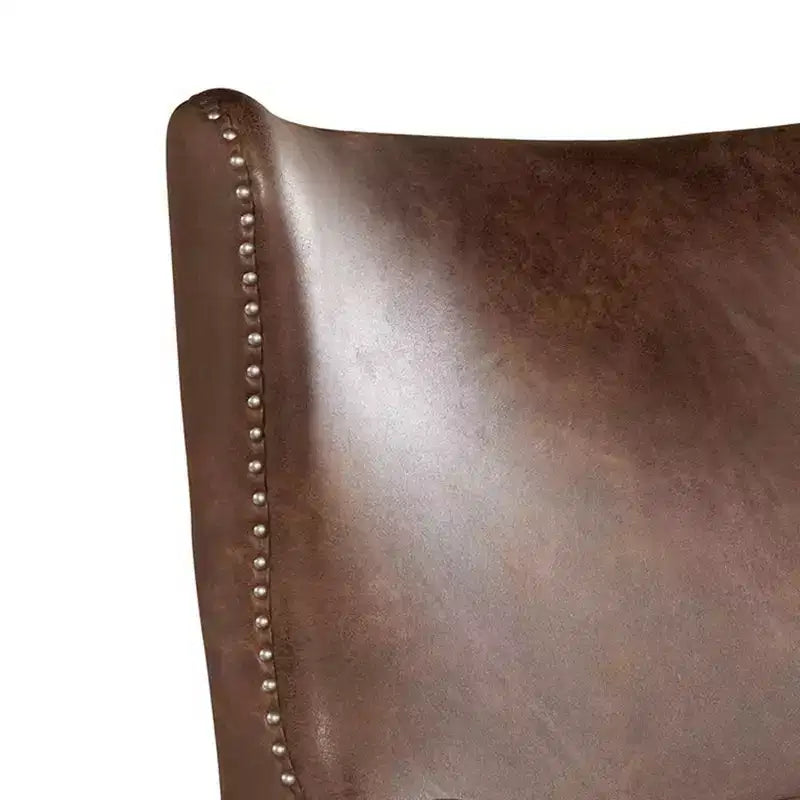 Sedia Elia marrone toffee con chiodini cromati: poliestere imbottito, borchie, struttura in legno
