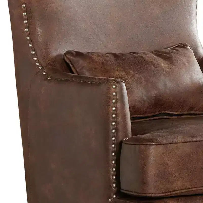 Sedia Elia marrone toffee con chiodini cromati: poliestere imbottito, borchie, struttura in legno