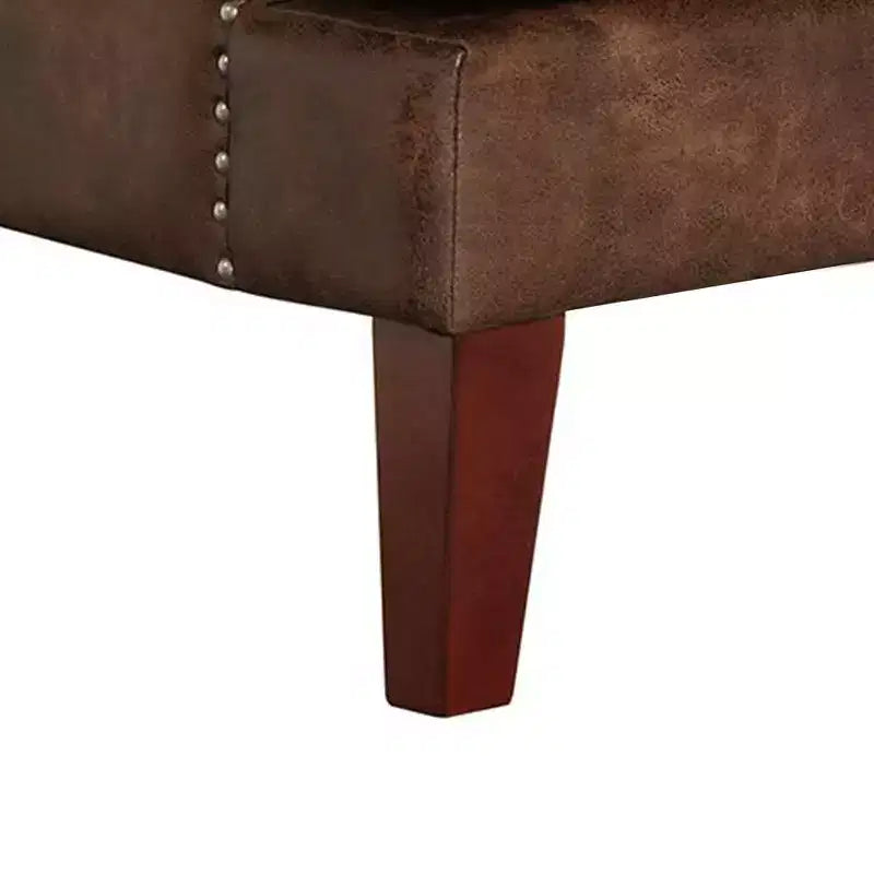 Sedia Elia marrone toffee con chiodini cromati: poliestere imbottito, borchie, struttura in legno