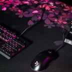 Scrivania Gaming e Ufficio Curva Ultrawide Edizione Speciale e Tappetino per Mouse Lavabile e 3 Fori Personalizzati per Supporti Monitor con Gestione Cavi