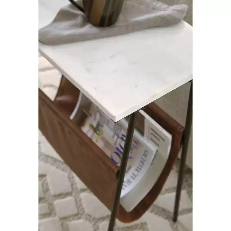 Tavolino Etanbury Marrone/Nero/Bianco: Piano in Marmo, Porta Riviste in Similpelle