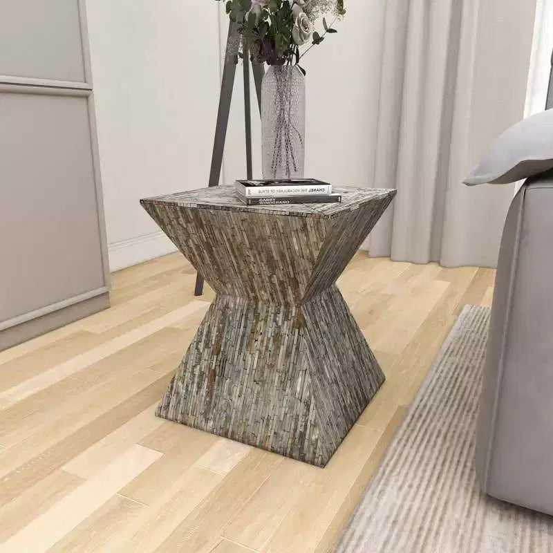 Tavolino d'appoggio in legno intarsiato con conchiglie, nero