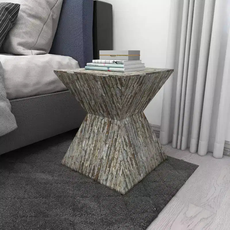 Tavolino d'appoggio in legno intarsiato con conchiglie, nero